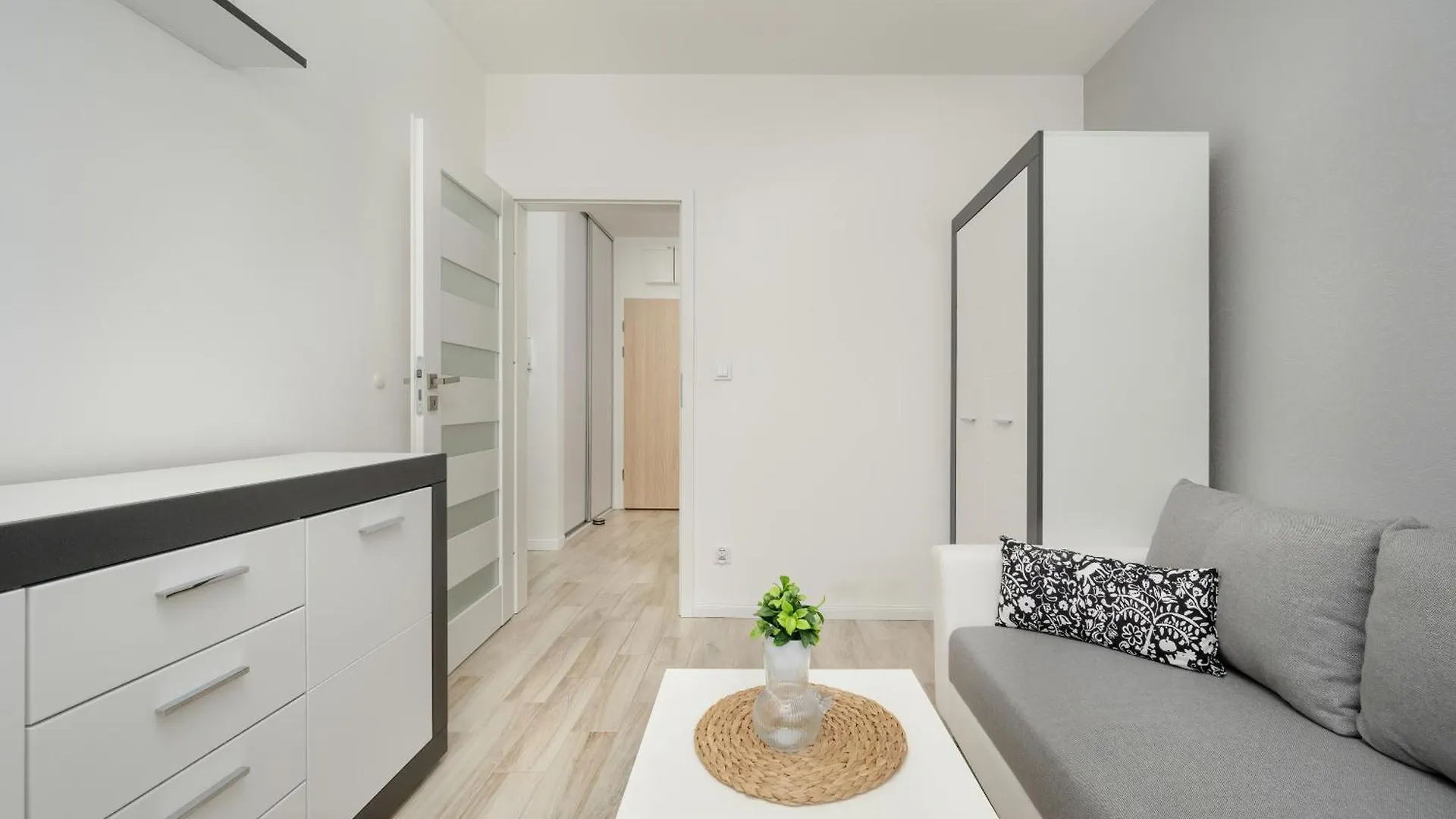 Quiet Apartments With Balcony Zakladowa By Noclegi Renters فروتسواف