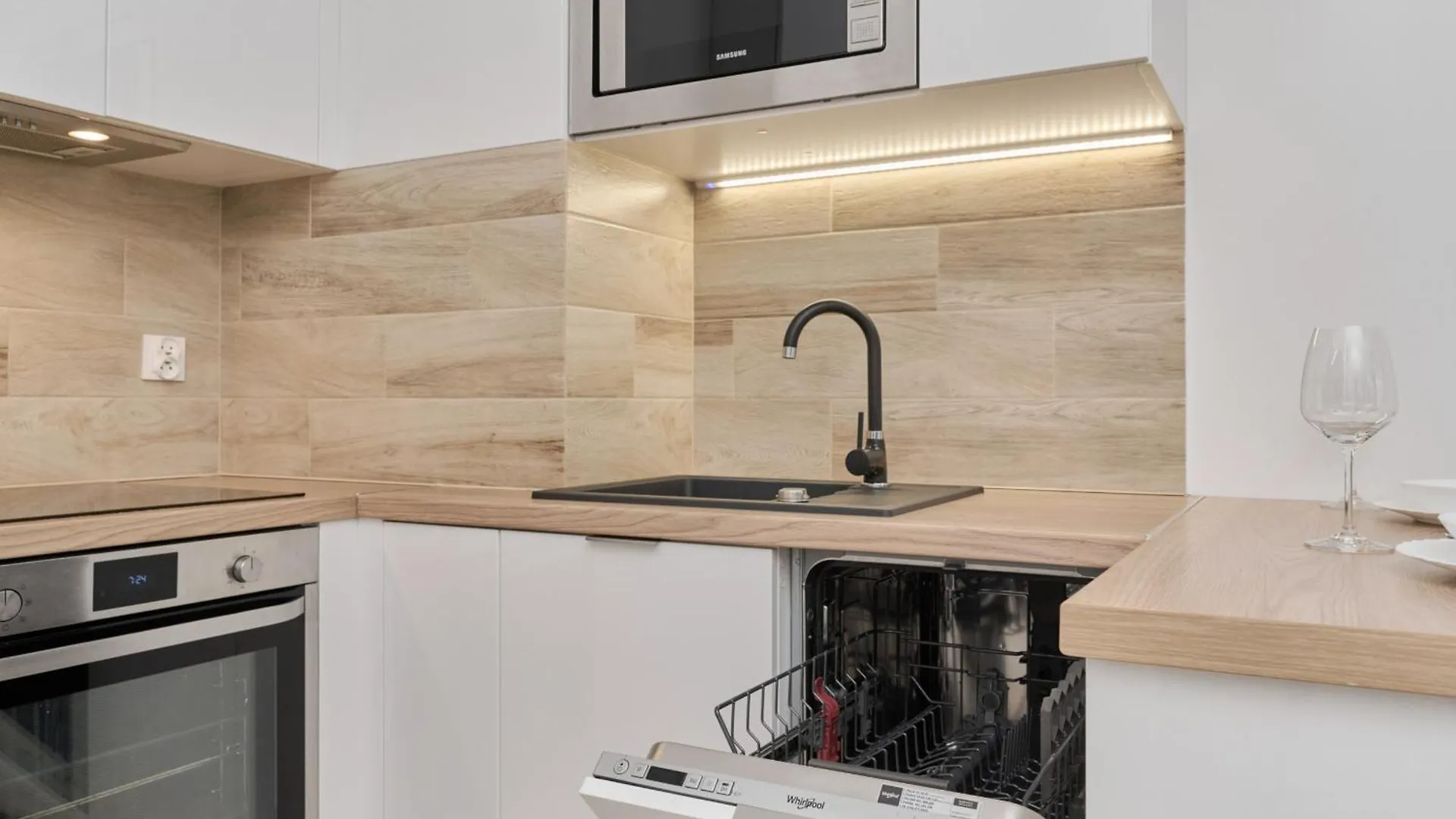 Quiet Apartments With Balcony Zakladowa By Noclegi Renters فروتسواف